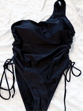 One-Shoulder Black One-Piece Swimsuit